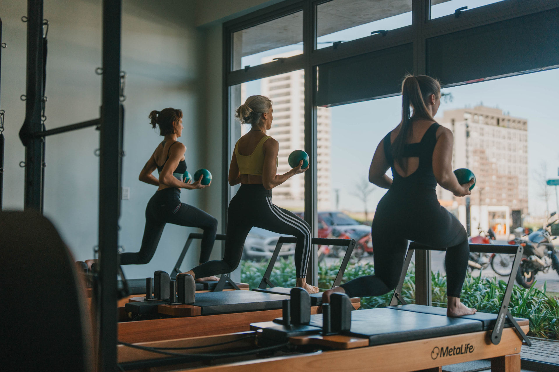 Aula de pilates no Passos Pilates, no Parque Una, com vista para os prédios