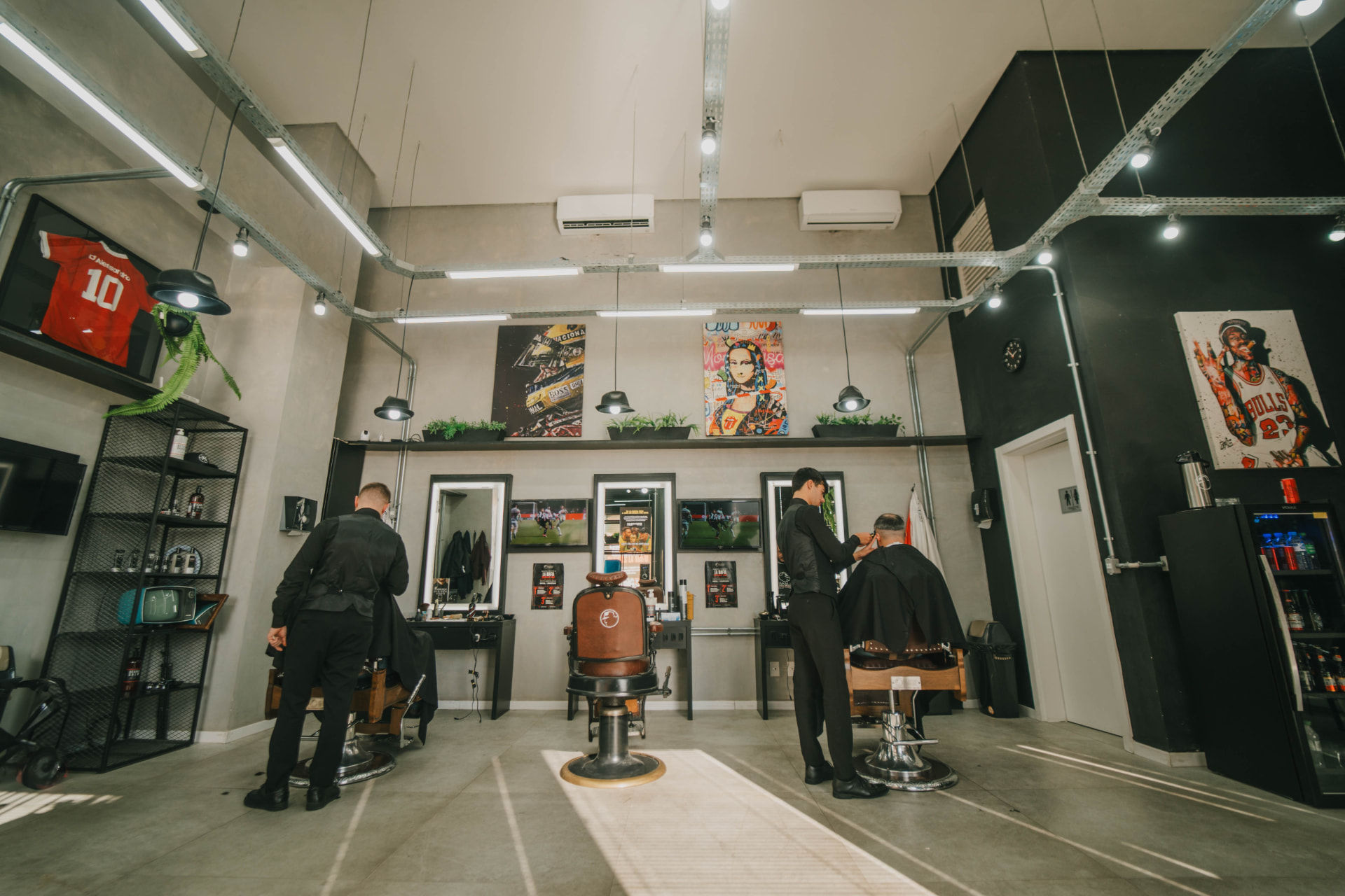 Interior da barbearia La Máfia, no Parque Una, com cadeiras clássicas