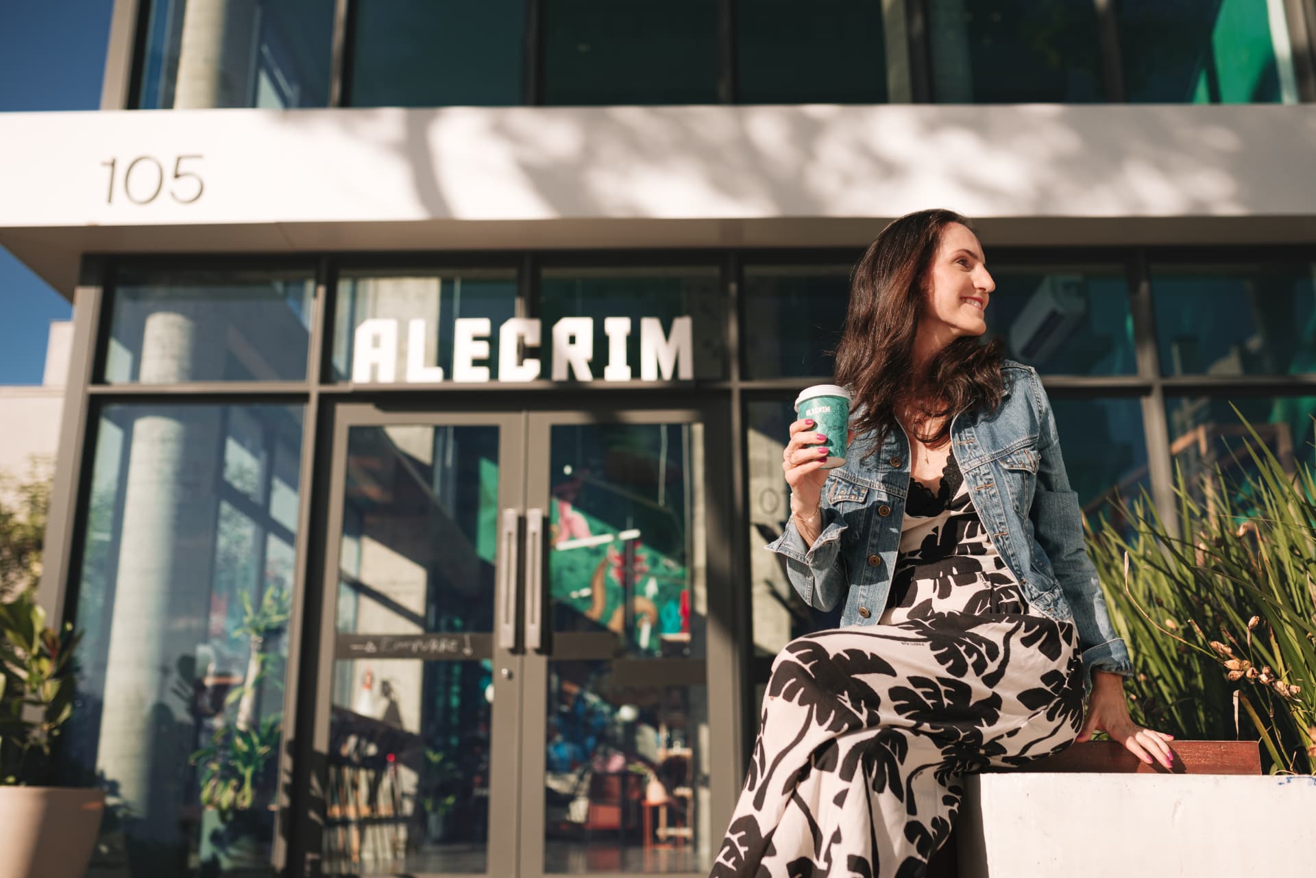 Fachada da padaria Alecrim, no Parque Una, com cliente sentada em frente