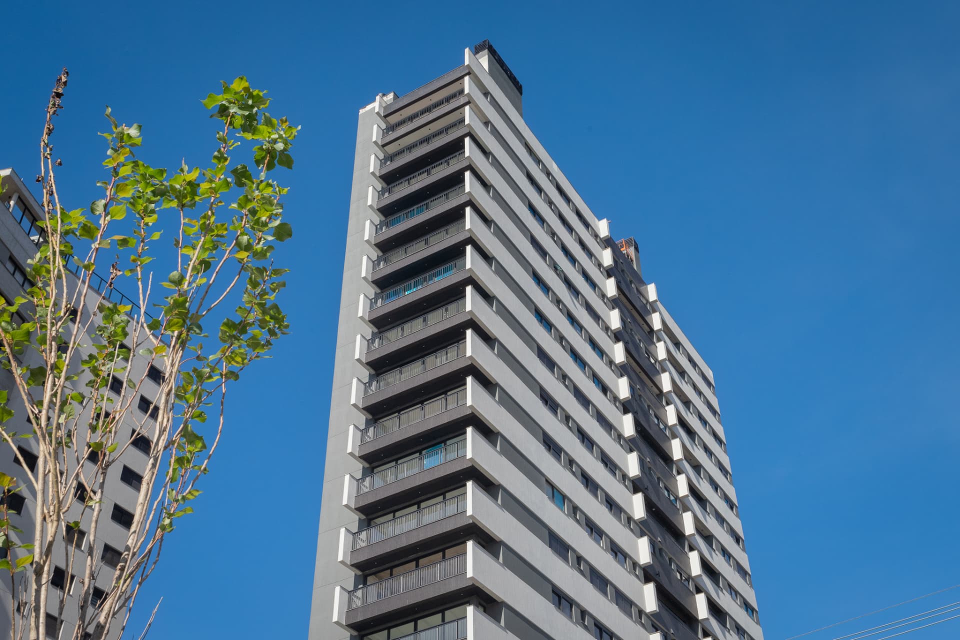 Fachada do Norteño, no Parque Una, vista de baixo contra o céu azul